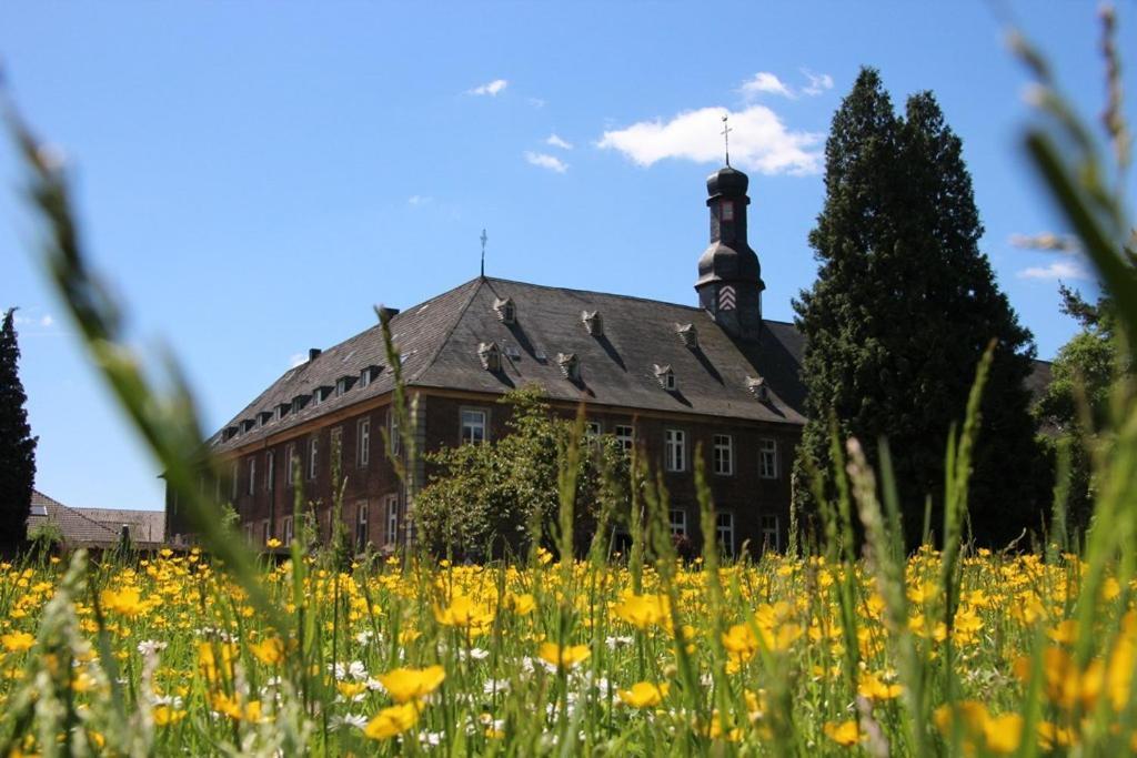 Nikolauskloster Jüchen Exterior foto