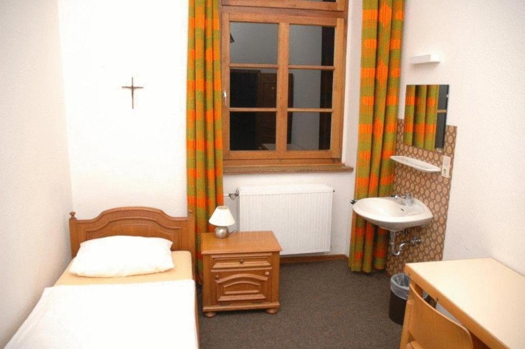 Nikolauskloster Jüchen Exterior foto
